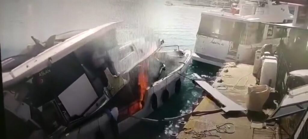 βιντεο-η-στιγμή-που-σκάφος-με-δυο-επιβα-1331757