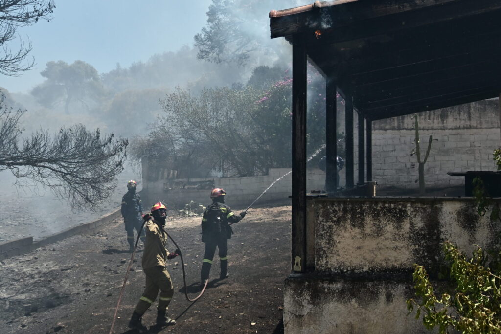 σε-ύφεση-η-φωτιά-στο-κορωπί-κάηκαν-σπίτ-1344015