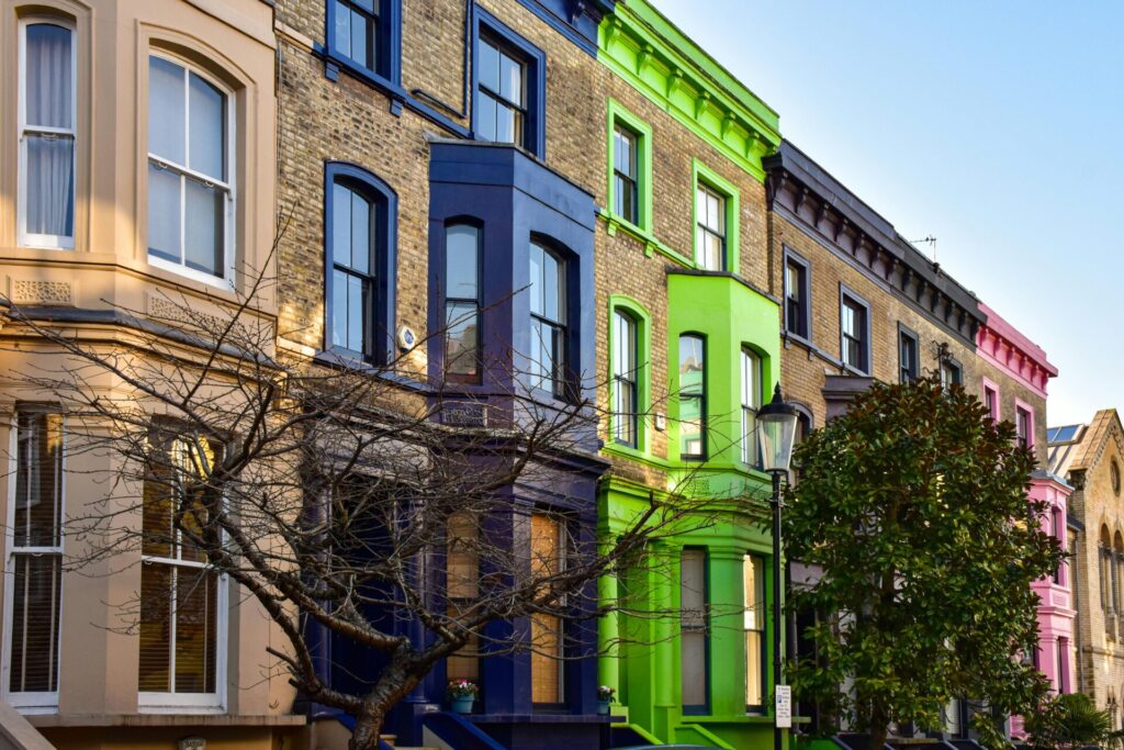 το-notting-hill-βάφει-μαύρα-τα-χρωματιστά-σπίτια-1347960