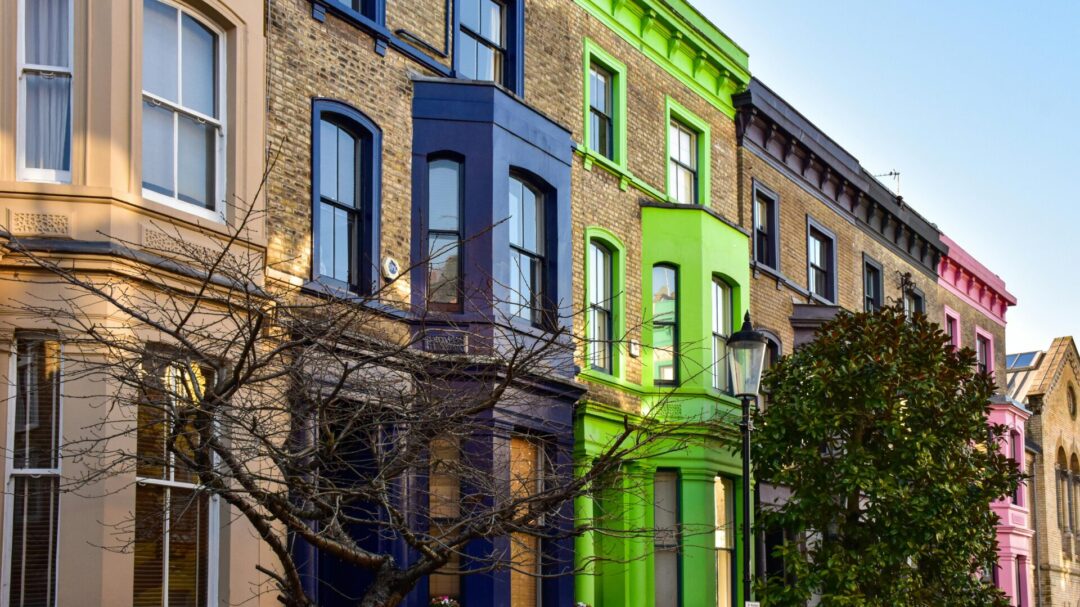 το-notting-hill-βάφει-μαύρα-τα-χρωματιστά-σπίτια-1347960