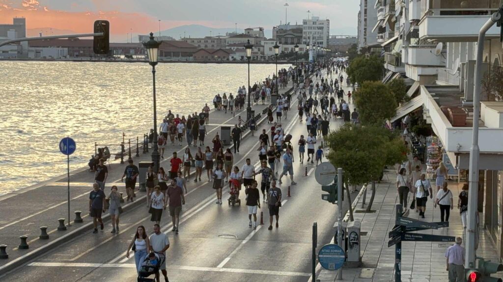 εικόνες-βραδινή-βόλτα-στην-πεζοδρομη-1351511