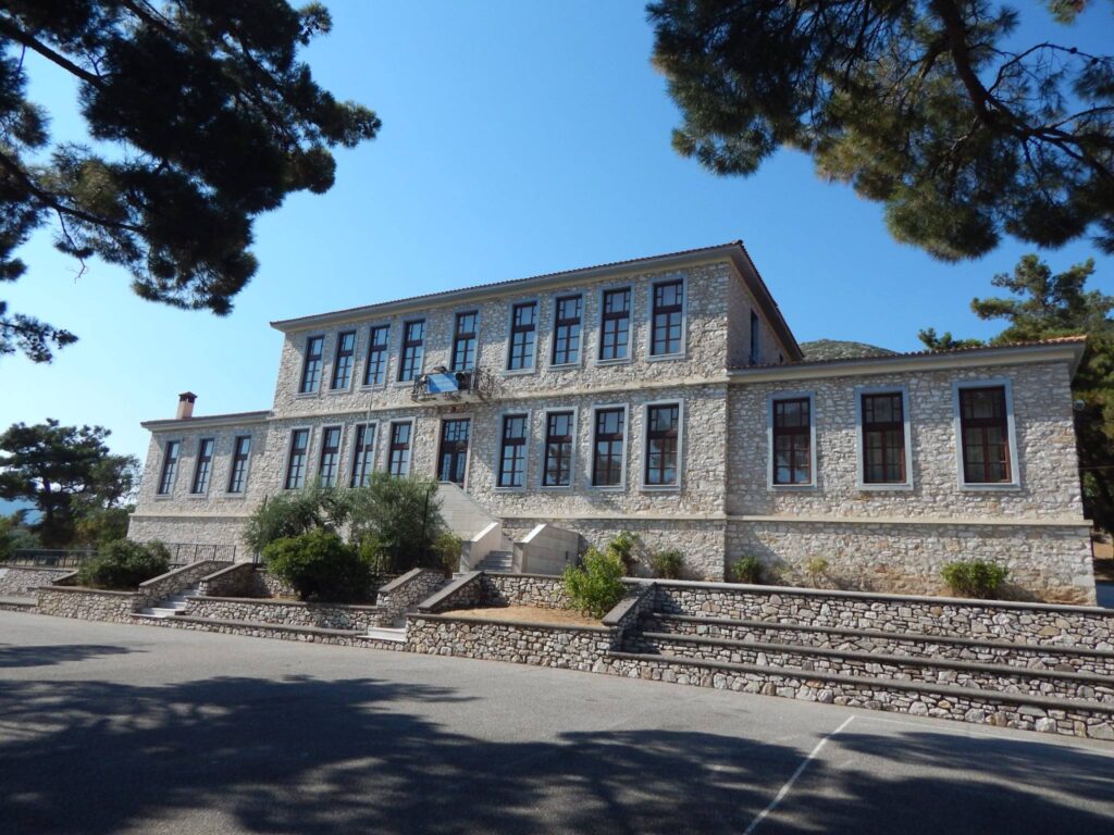 το-υπέροχο-παλιό-δημοτικό-σχολείο-γαλ-1347863