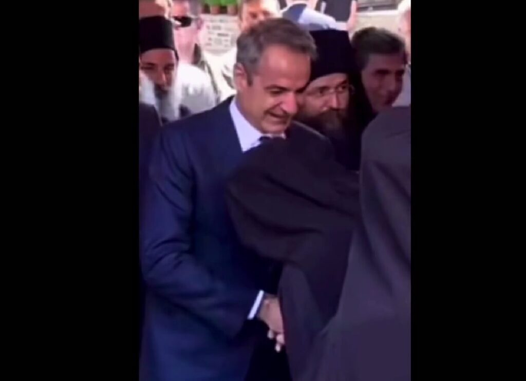 το-viral-βίντεο-που-ιερέας-φιλάει-το-χέρι-το-1344582
