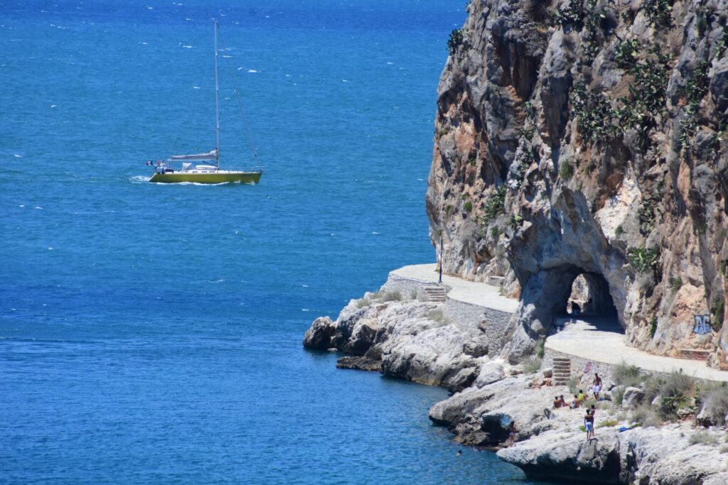 χαλκιδική-ταχύπλοο-έπεσε-σε-βράχια-τ-1358645