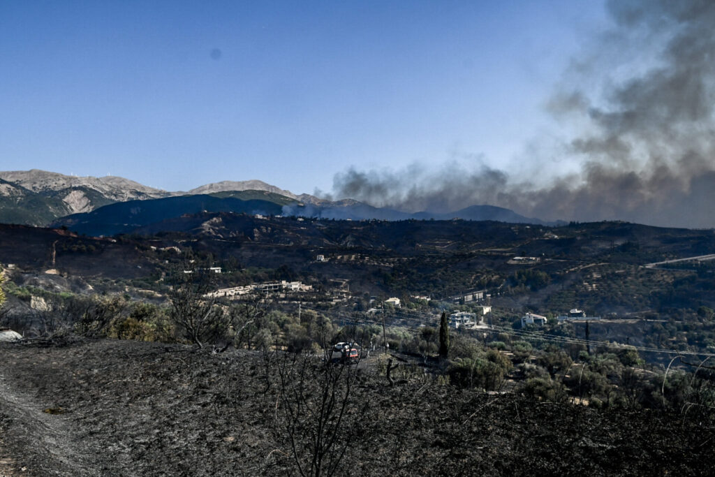 αναζωπυρώθηκε-η-φωτιά-στην-πάτρα-νέο-1362295