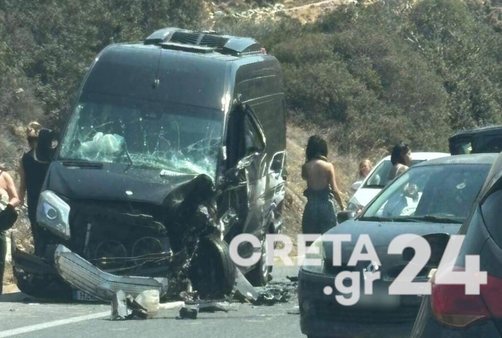 σφοδρή-σύγκρουση-τουριστικών-βαν-στο-1360231