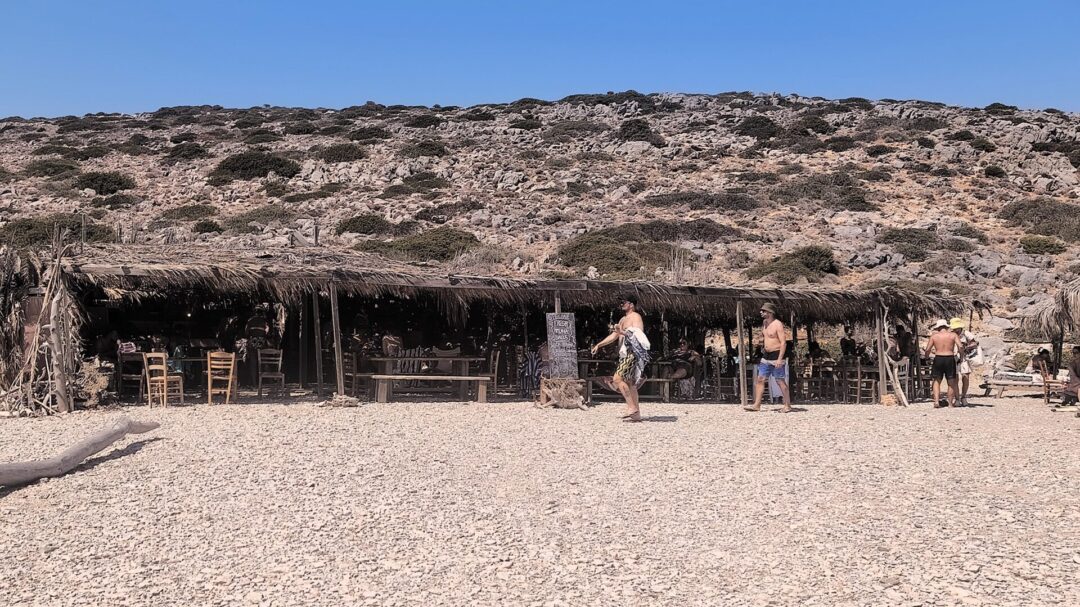 ένας-θεσσαλονικιός-άνοιξε-beach-bar-σε-βραχον-1366935