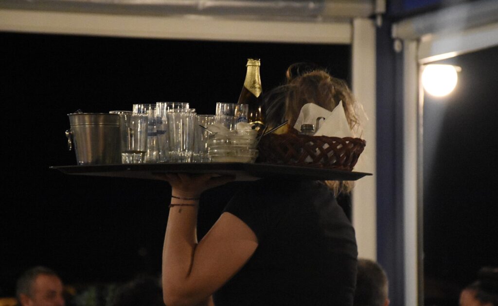 τριπλό-πλήγμα-στην-εστίαση-μειωμένος-1364702