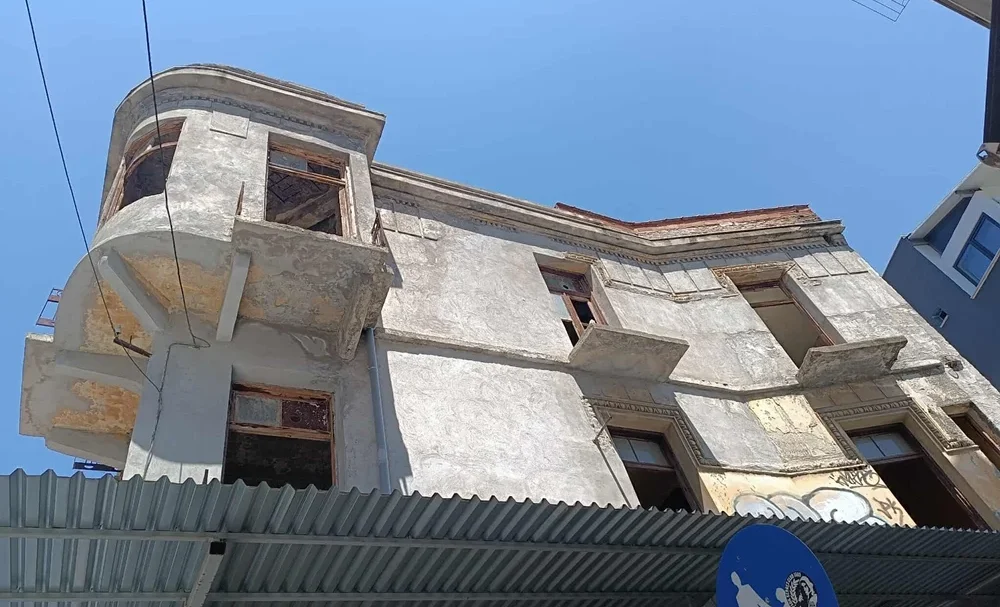 το-εντυπωσιακό-παλιό-ξενοδοχείο-των-σ-1379430