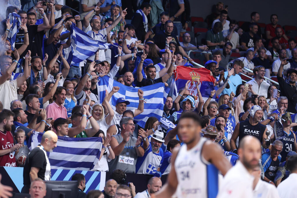 πάνω-από-1-500-έλληνες-στο-πλευρό-της-εθνικ-1375148