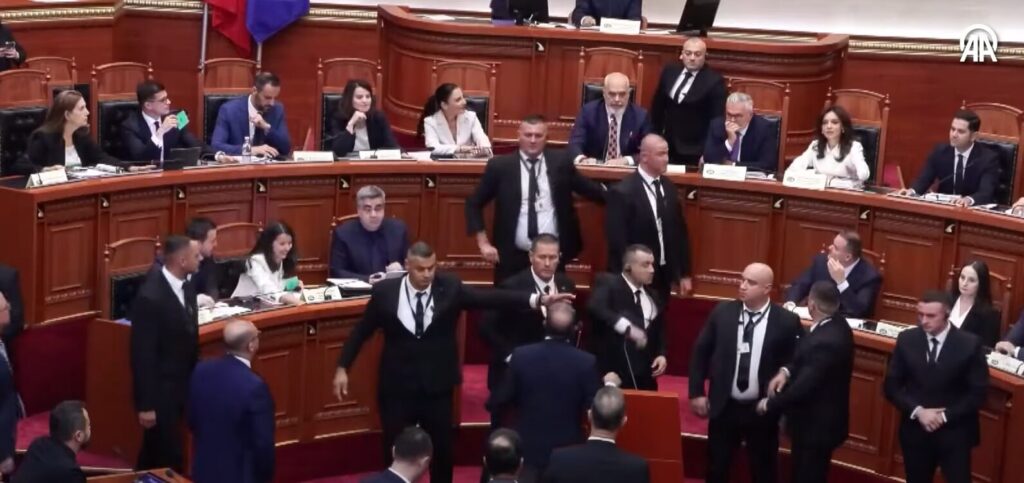 ένταση-στο-αλβανικό-κοινοβούλιο-εξαι-1377912