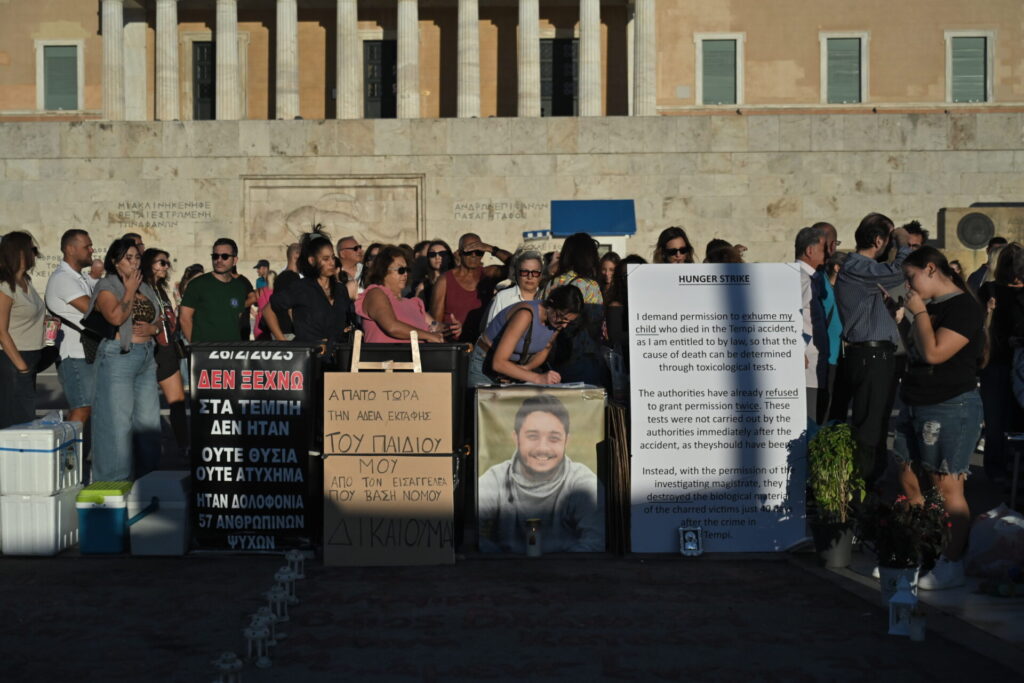 σύνταγμα-χιλιάδες-κόσμου-εκφράζουν-τ-1378946