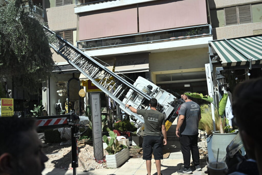 βιντεο-γερανός-έπεσε-πάνω-σε-καφετέρι-1378575