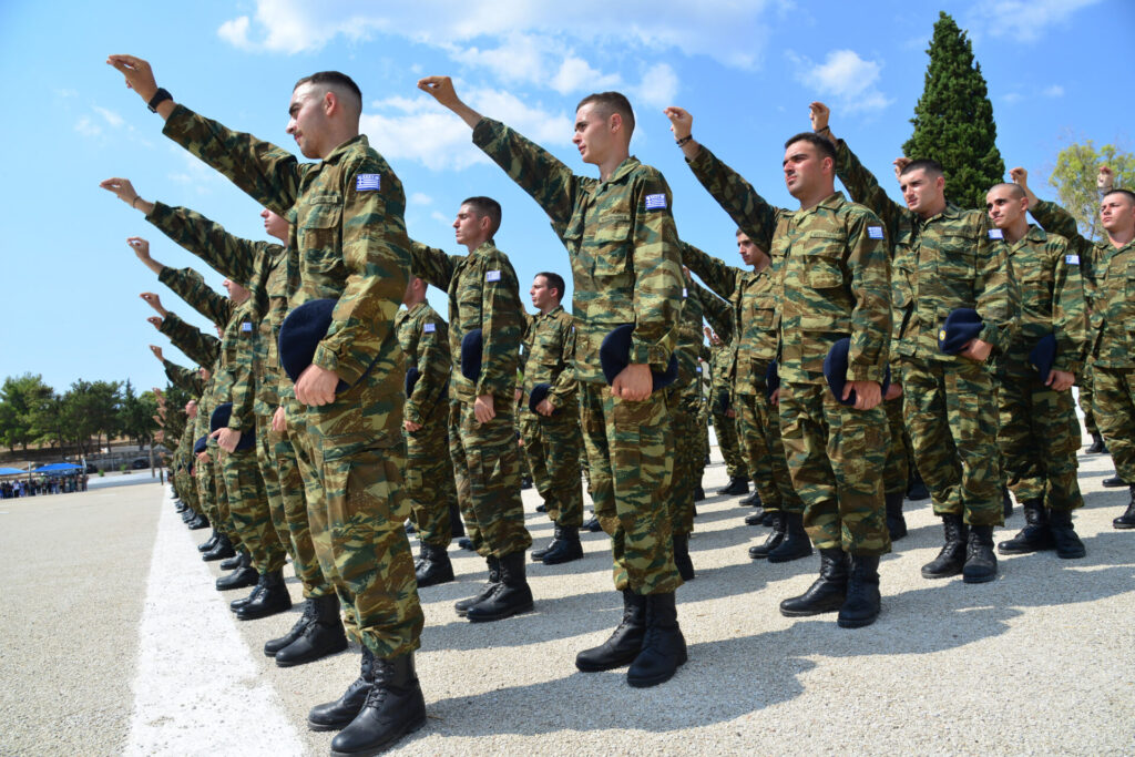 οι-νέοι-γυρνούν-την-πλάτη-στον-στρατό-η-1384379