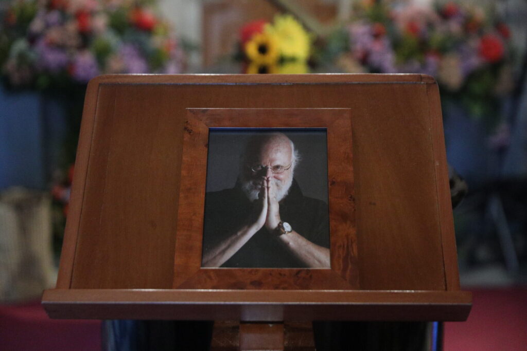 εικονες-σε-λαϊκό-προσκήνυμα-η-σορός-το-1392896