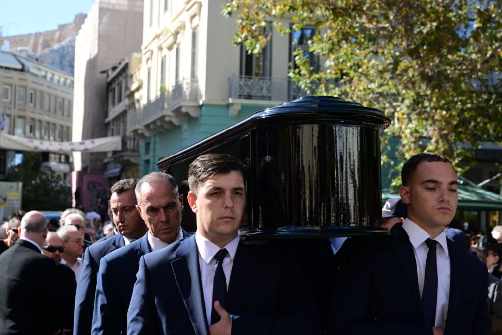 live-η-ελλάδα-αποχαιρετά-τον-διονύση-σαββ-1392968