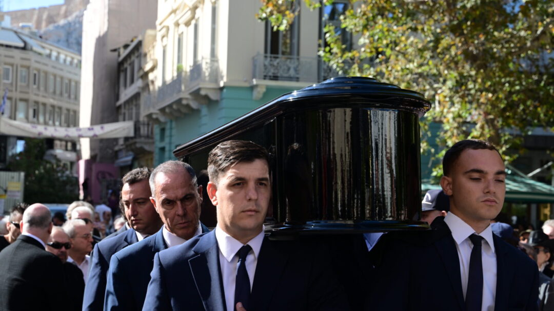 live-η-ελλάδα-αποχαιρετά-τον-διονύση-σαββ-1392968