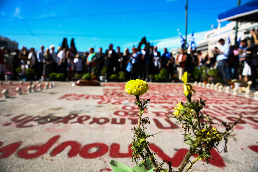 εικονες-λουλούδια-στη-μνήμη-των-θυμάτ-1394109