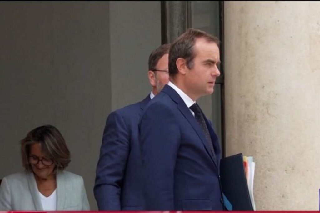 έπεσε-η-κυβέρνηση-στη-γαλλία-παραιτή-1385384