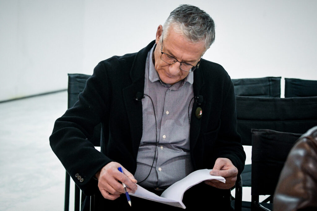 μια-σιωπή-εκκωφαντική-μονολιθική-σχε-1399934