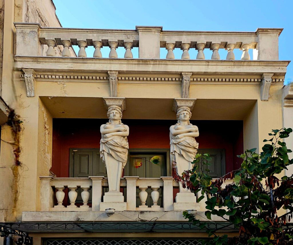 το-σπίτι-με-τις-καρυάτιδες-ιστορία-μύθ-1402791