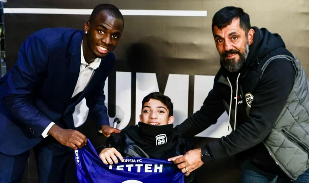 φανέλα-του-ανδρέα-τετέι-δώρο-στον-μικρ-1404187