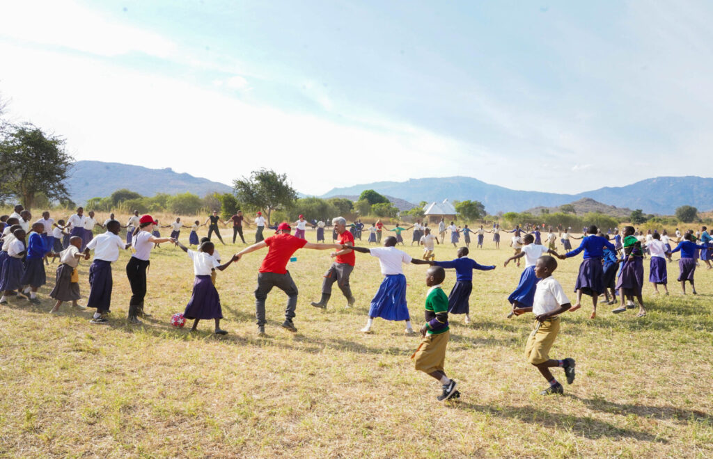 χορεύοντας-και-τραγουδώντας-στα-χώμα-1401054