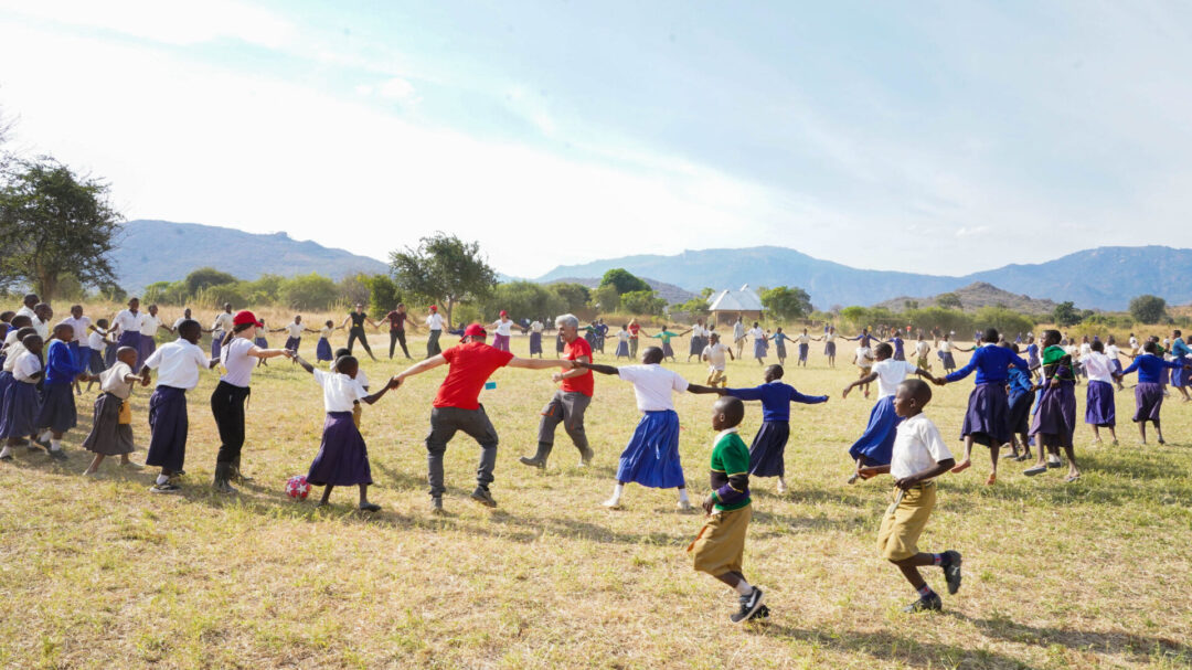 χορεύοντας-και-τραγουδώντας-στα-χώμα-1401054