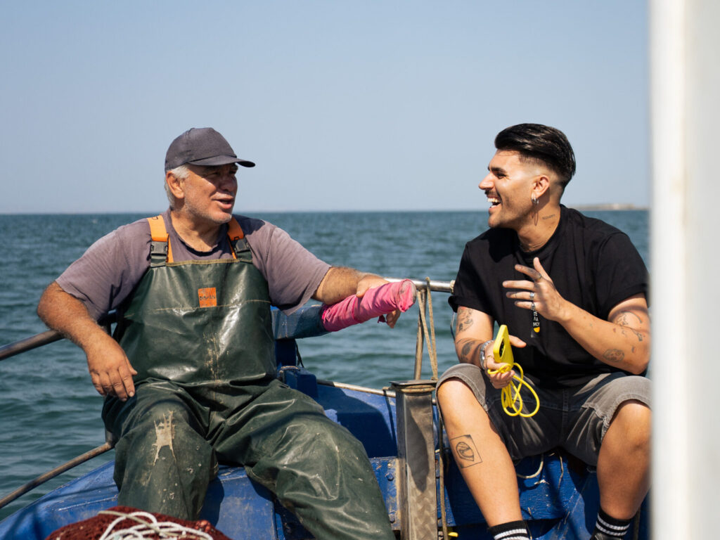 ο-άγγελος-ταξιδεύει-στην-ελλάδα-και-αφ-1398850