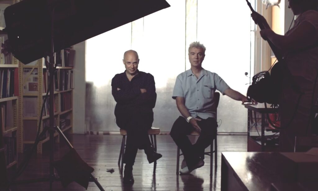 το-νέο-τραγούδι-των-david-byrne-και-brian-eno-ανανεώνει-1402470