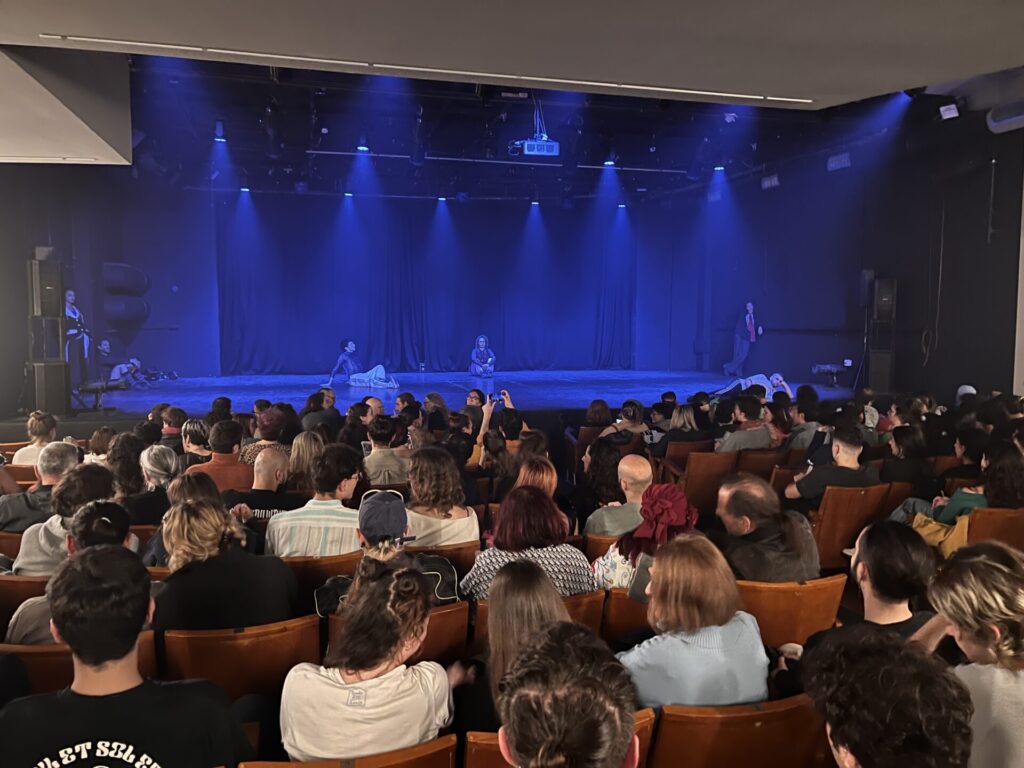 το-θέατρο-γίνεται-η-νέα-αγάπη-της-πόλης-1405329