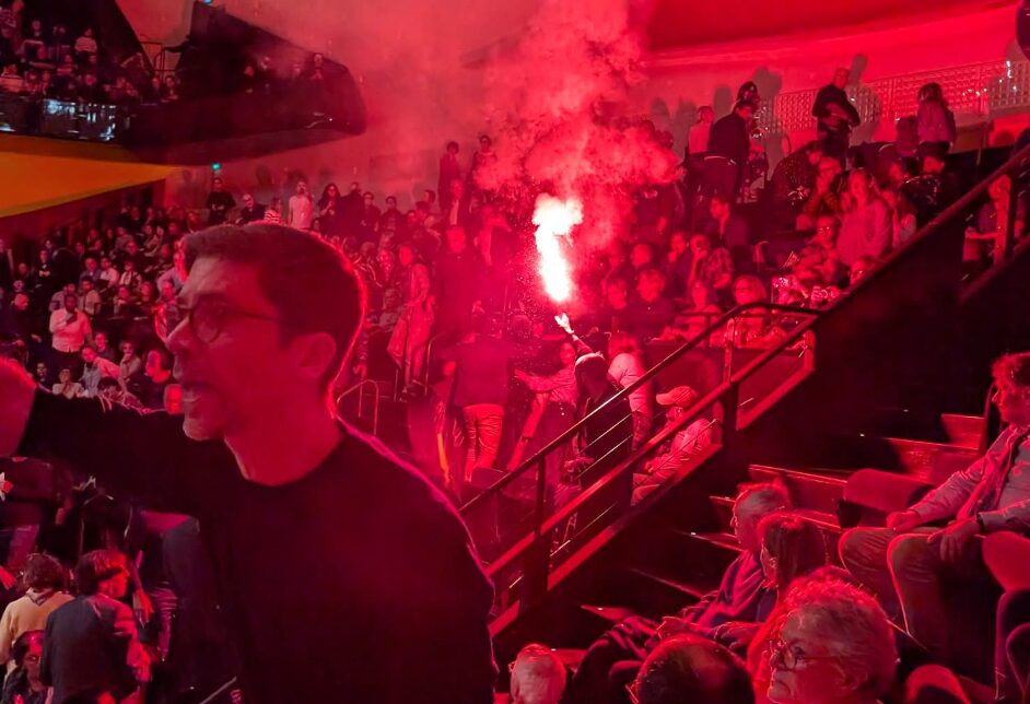 παρίσι-επεισόδια-και-χάος-σε-συναυλία-1397949