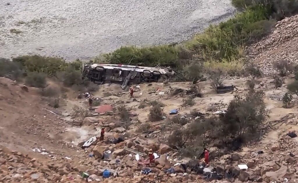 τραγωδία-στο-περού-λεωφορείο-έπεσε-σε-1399693