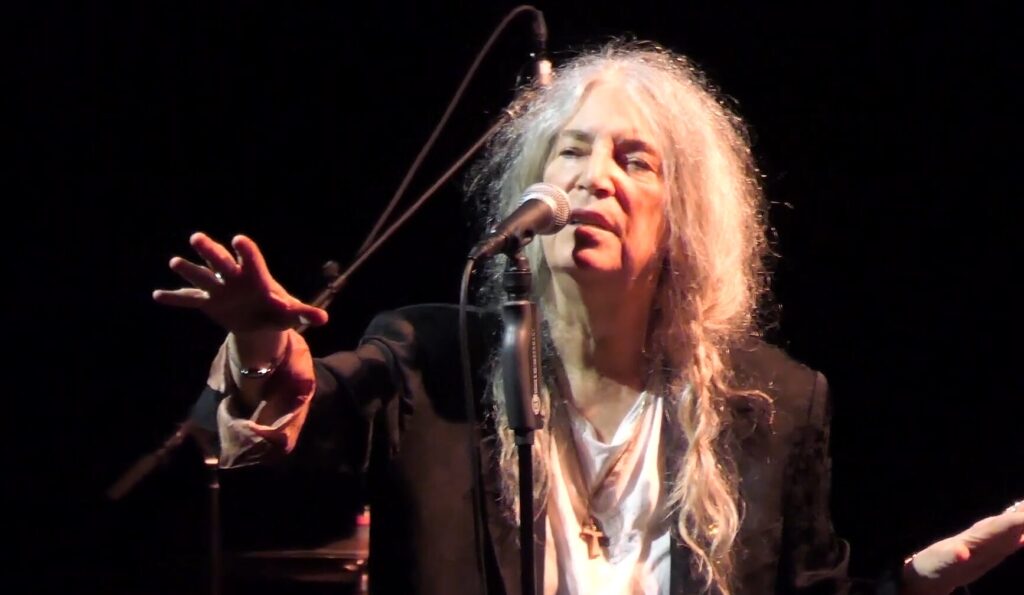 βιντεο-η-patti-smith-τραγούδησε-το-θρυλικό-άλμπ-1402563