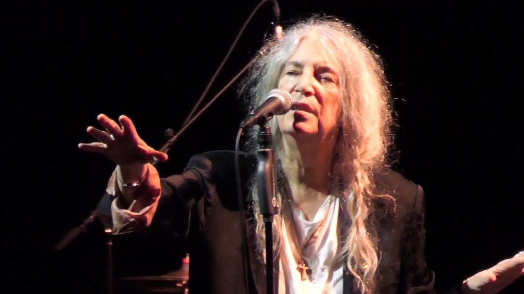 βιντεο-η-patti-smith-τραγούδησε-το-θρυλικό-άλμπ-1402563