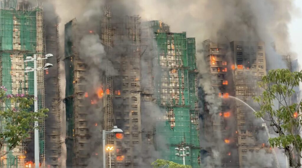 χονγκ-κονγκ-στις-φλόγες-συγκρότημα-ου-1405170