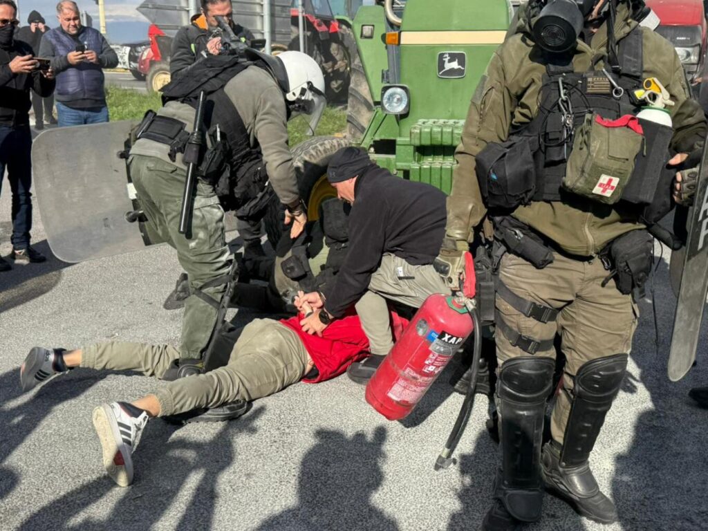 αγροτικά-μπλόκα-άγρια-αστυνομική-βία-1406692