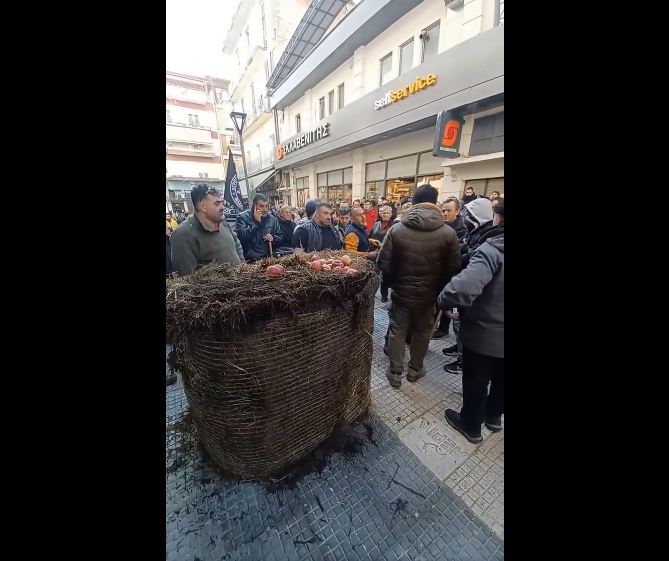 Φλώρινα: Αγρότες πέταξαν άχυρο και κοπριά έξω από το γραφείο του ...