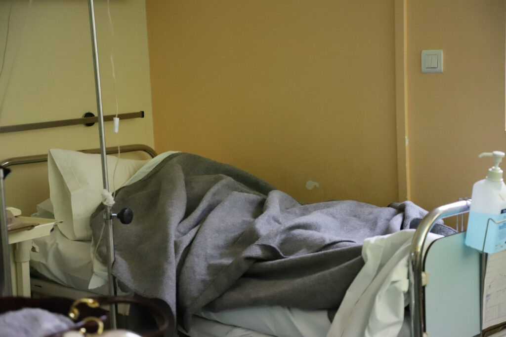 μια-πρωτοχρονιά-σε-δωμάτιο-νοσοκομεί-1418949