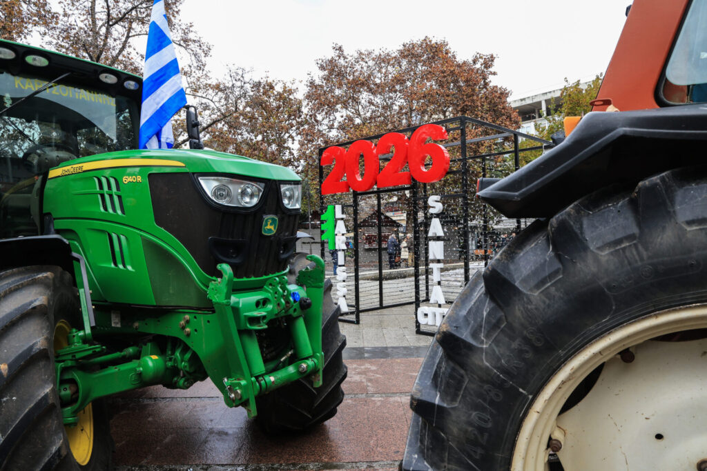 αγρότες-περικυκλωμένη-από-τέσσερα-μπ-1410063