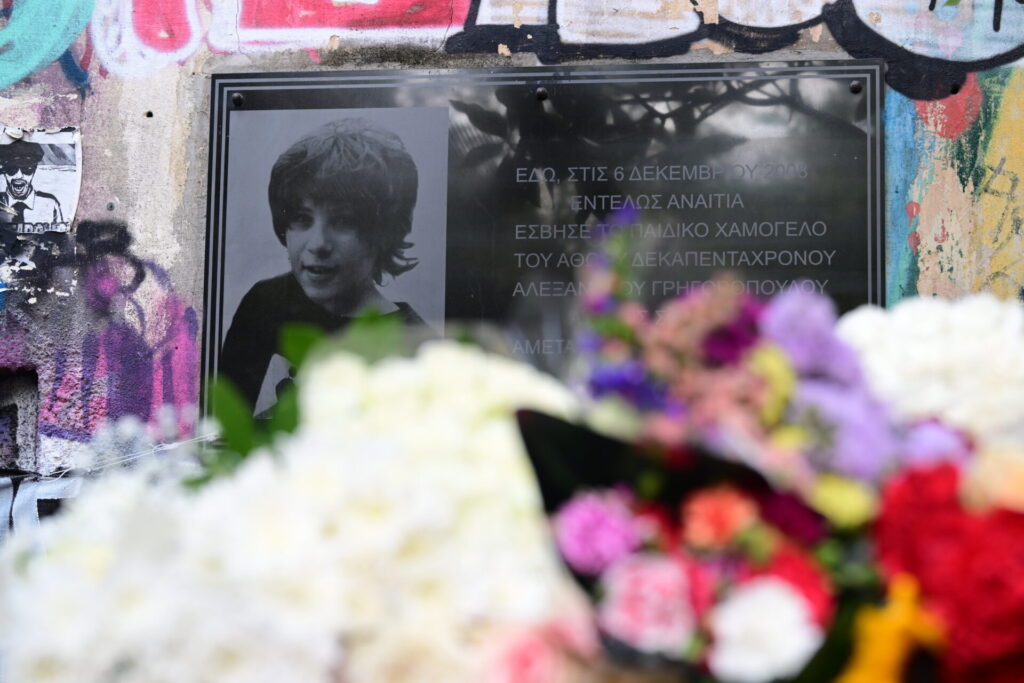 εξάρχεια-λουλούδια-στη-μνήμη-του-αλέξ-1409476