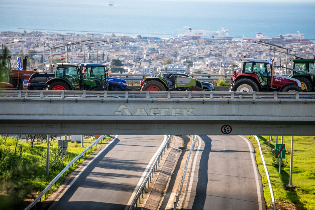 οι-αγρότες-κλείνουν-επ-αόριστον-τον-1410506