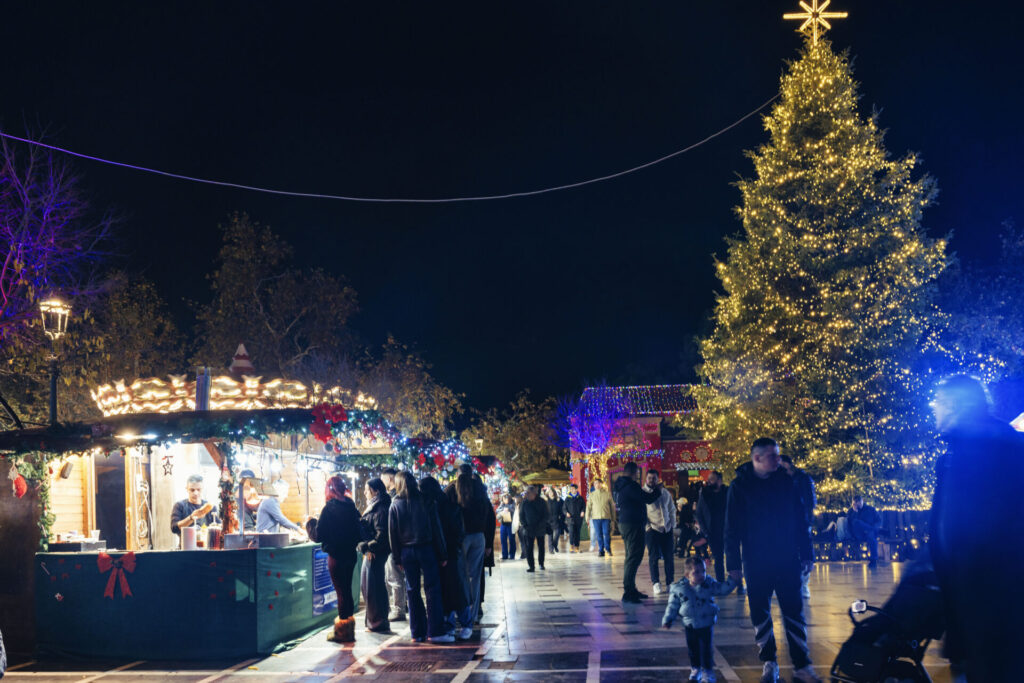 ο-κόσμος-κυκλοφορεί-αλλά-δεν-ψωνίζει-1418473