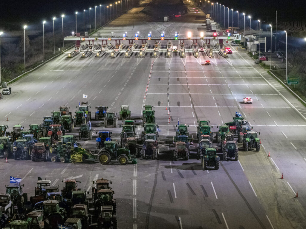 μπλόκα-αναδιατάσσουν-τα-τρακτέρ-οι-αγ-1416298