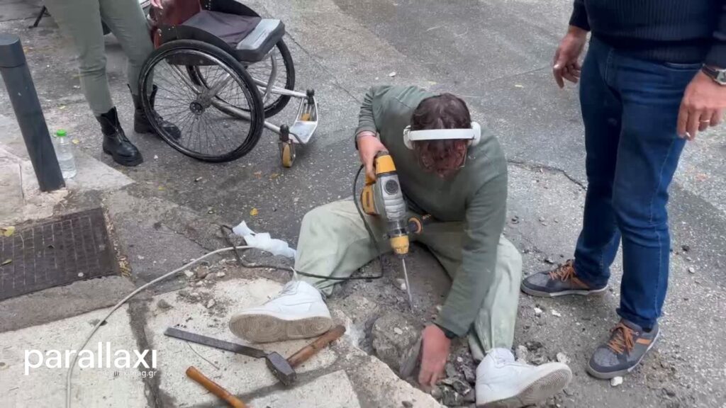 θεσσαλονίκη-αμεα-τρύπησε-το-πεζοδρόμ-1408018