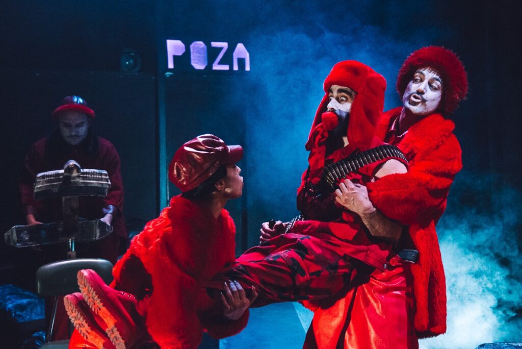 ροζα-η-χριστουγεννιάτικη-μαύρη-κωμωδ-1413709