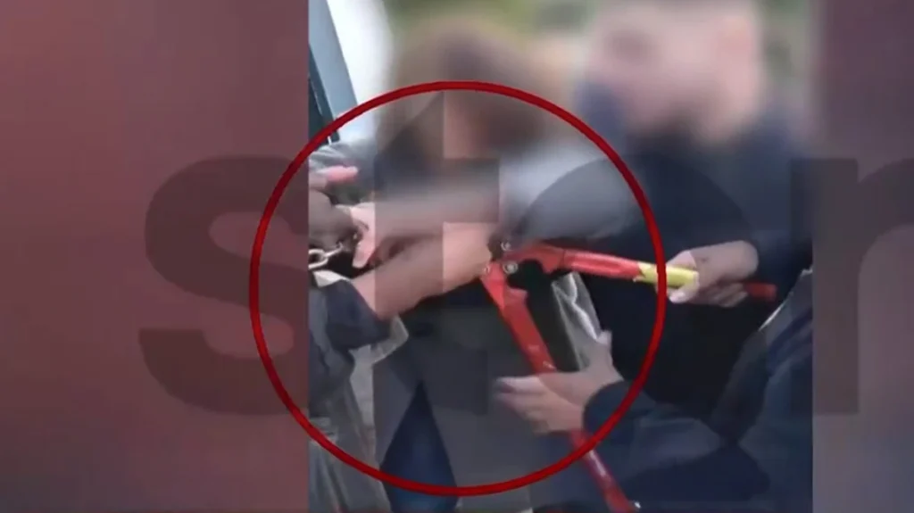 βίντεο-καθηγητής-έπιασε-τα-δάχτυλα-μα-1413593