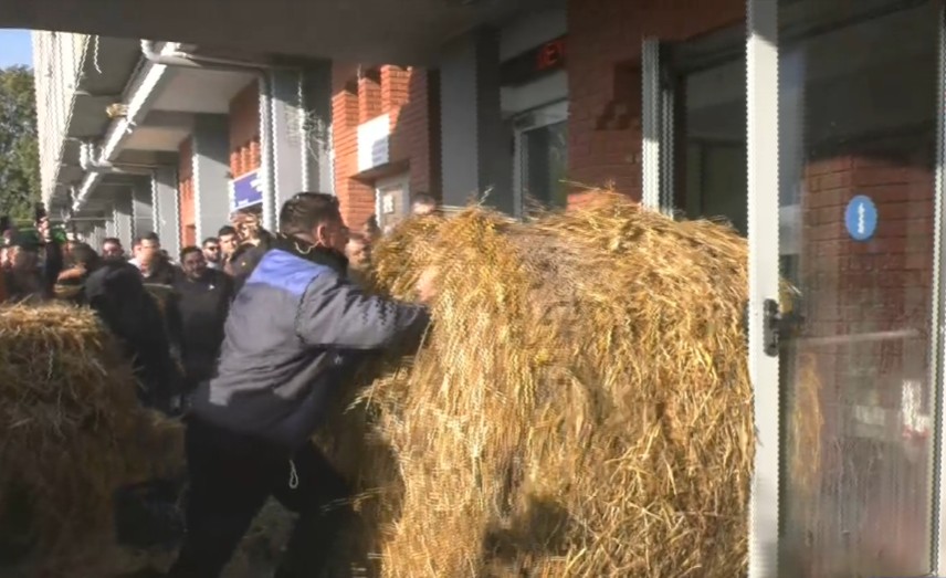 καβάλα-βίντεο-αγρότες-πέταξαν-άχυρα-γ-1411418