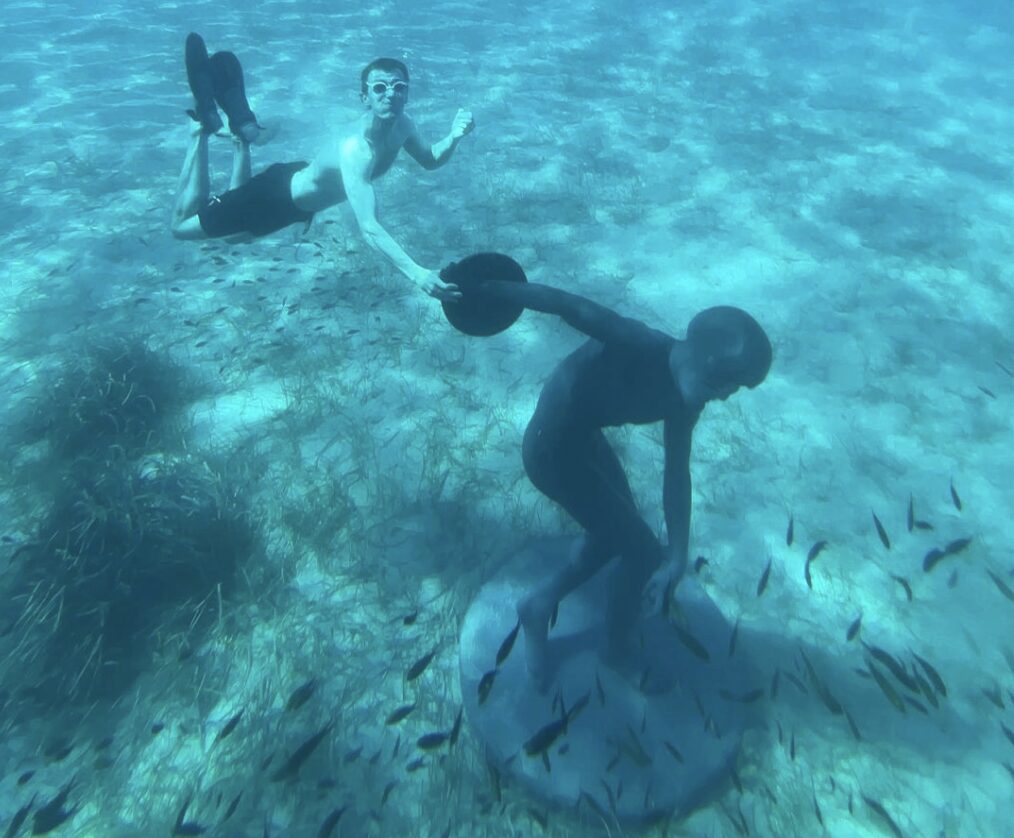 φαρσέρ-βύθισε-άγαλμα-σε-παραλία-της-χα-1410712