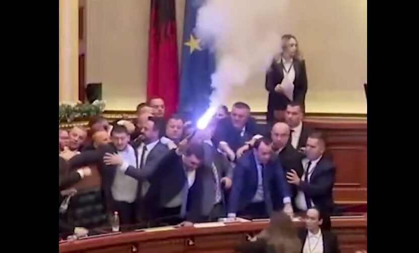 αλβανία-χάος-στο-κοινοβούλιο-βουλευ-1414507